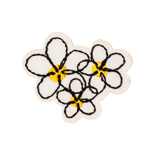 białe drobne kwiatuszki kwiatki aplikacja na ubranie haftowana termo naszywka naprasowanka na plaecak