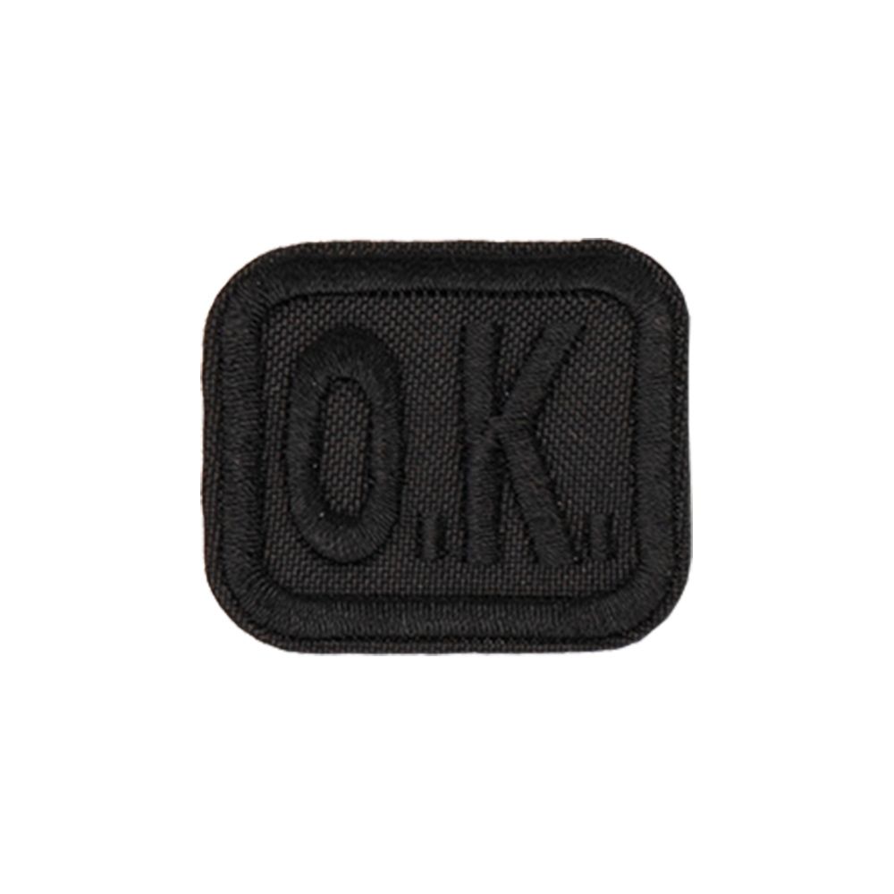 kwadratowa czarna aplikacja do ubrań termo naprasowanka z napisem O.K.